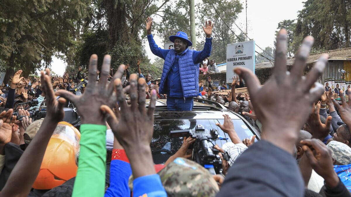 Il candidato Odinga acclamato dalla folla in Kenya