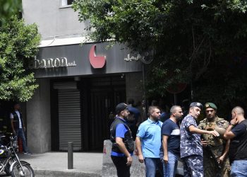 Forze di polizia libanesi all'esterno della banca a Hamra assaltata da un uomo armato l'11 agosto 2022.