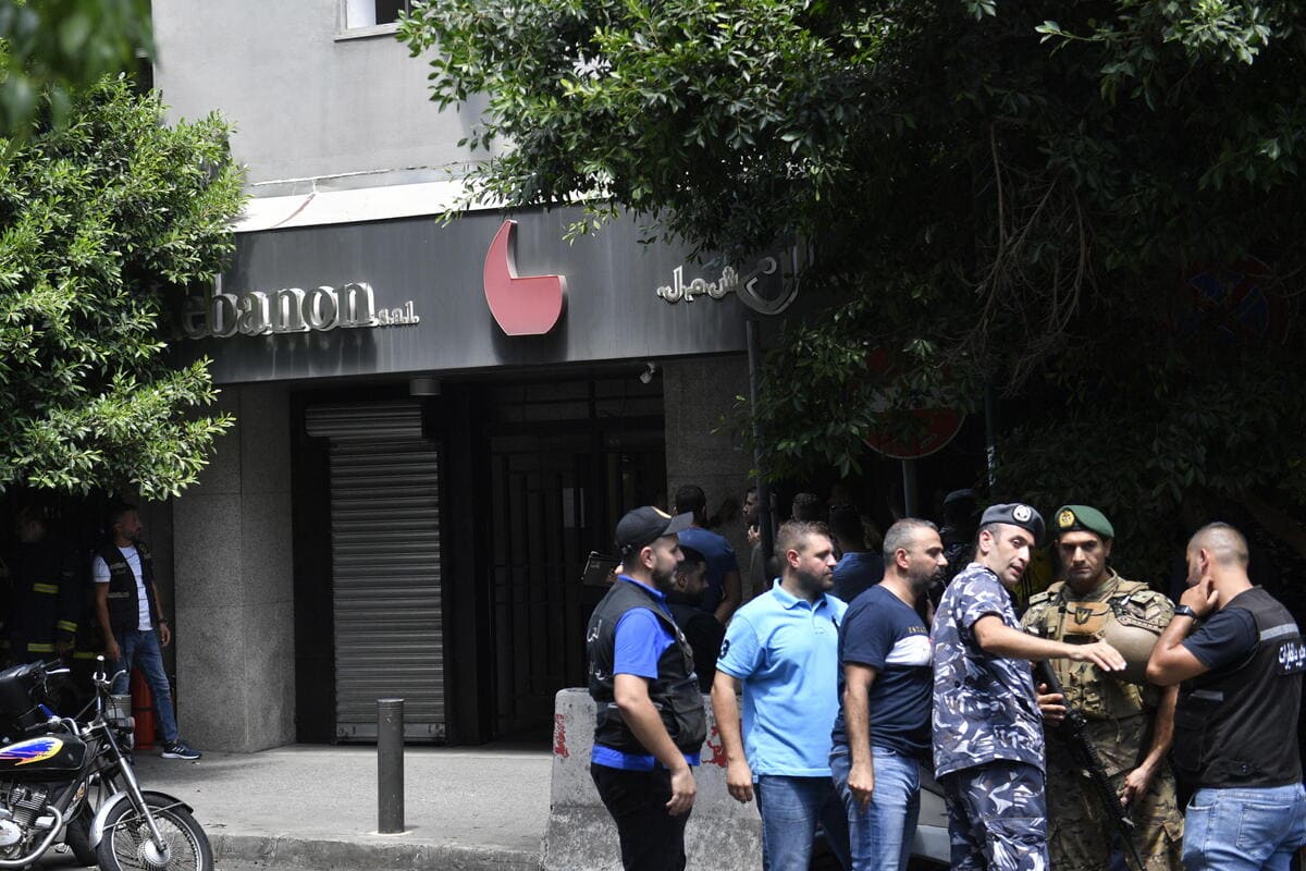 Forze di polizia libanesi all'esterno della banca a Hamra assaltata da un uomo armato l'11 agosto 2022.