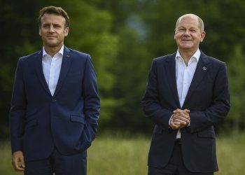 Il presidente francese Emmanuel Macron con il cancelliere tedesco Olaf Scholz al G7 Germania, 26 giugno 2022