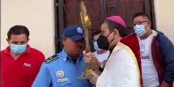 Monsignor Alvarez fermato dalla polizia durante una processione