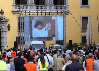 Uno dei maxi schermi allestiti nel centro di Como per permettere a migliaia di persone di seguire l'orazione funebre per don Roberto Malgesini, il parroco assassinato da uno dei senzatetto di cui si prendeva cura la mattina del 15 settembre 2020