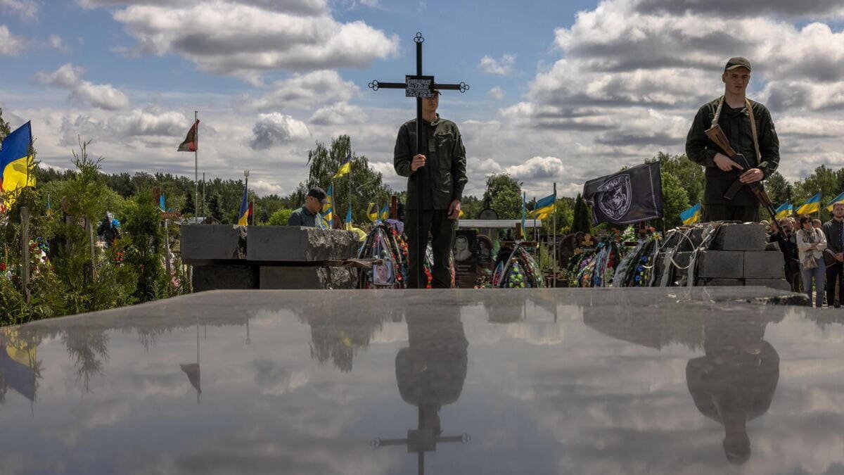I funerali di un soldato dell'Ucraina morto in guerra a Kiev