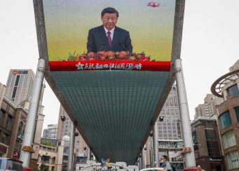 Un maxischermo a Pechino, in Cina, trasmette le parole di Xi Jinping su Taiwan