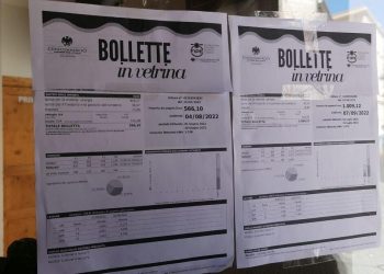 Bollette della luce in vetrina a Cagliari, 30 agosto 2022