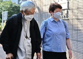 Il cardinale Joseph Zen arriva in tribunale a Hong Kong