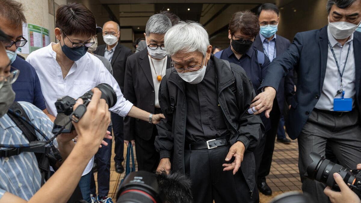 Il cardinale Joseph Zen fuori dal tribunale a Hong Kong