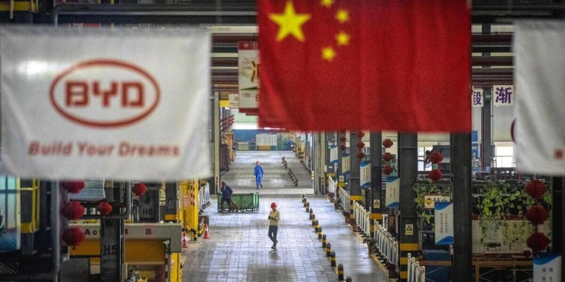 Una fabbrica di auto elettriche della Byd in Cina