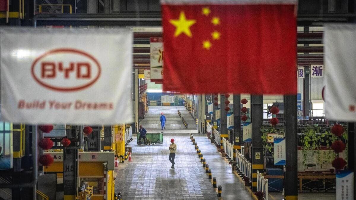 Una fabbrica di auto elettriche della Byd in Cina