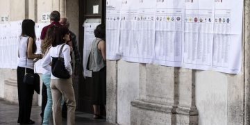 Un momento del voto per le elezioni amministrative nel seggio in Piazza del Collegio Romano, Roma, 05 giugno 2016.