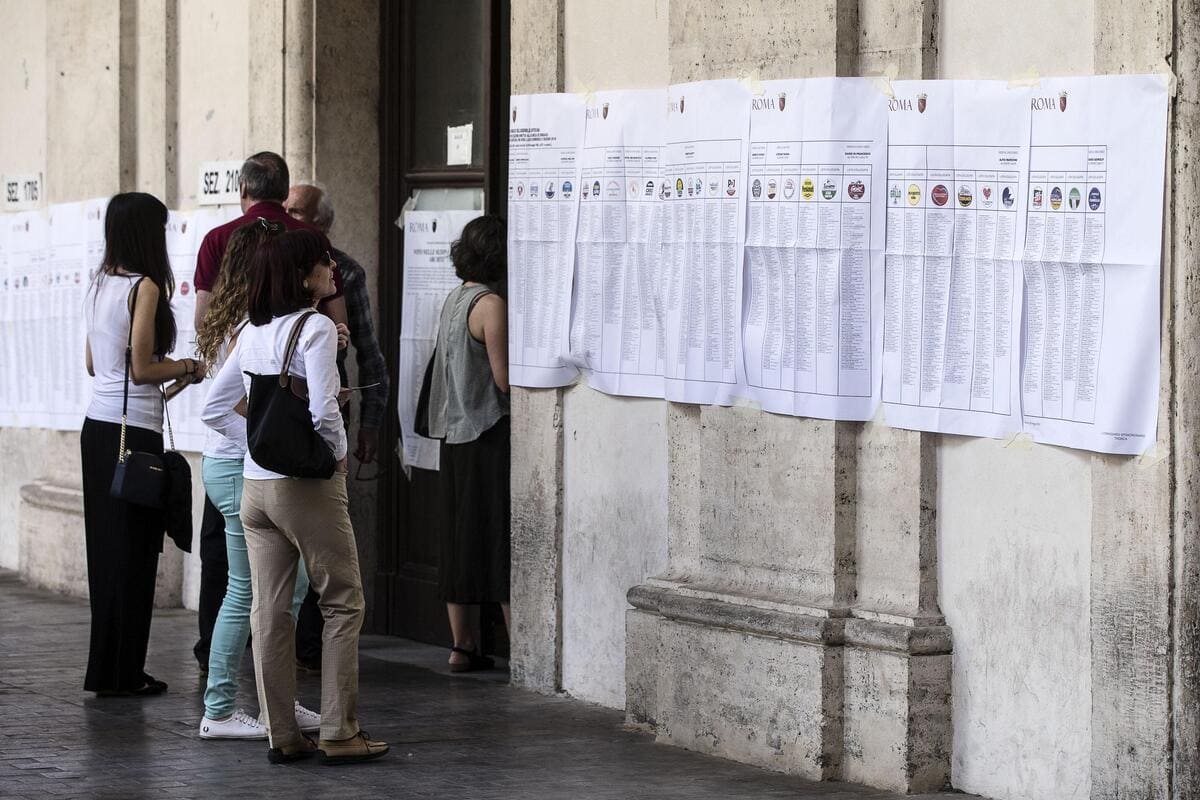 Un momento del voto per le elezioni amministrative nel seggio in Piazza del Collegio Romano, Roma, 05 giugno 2016.