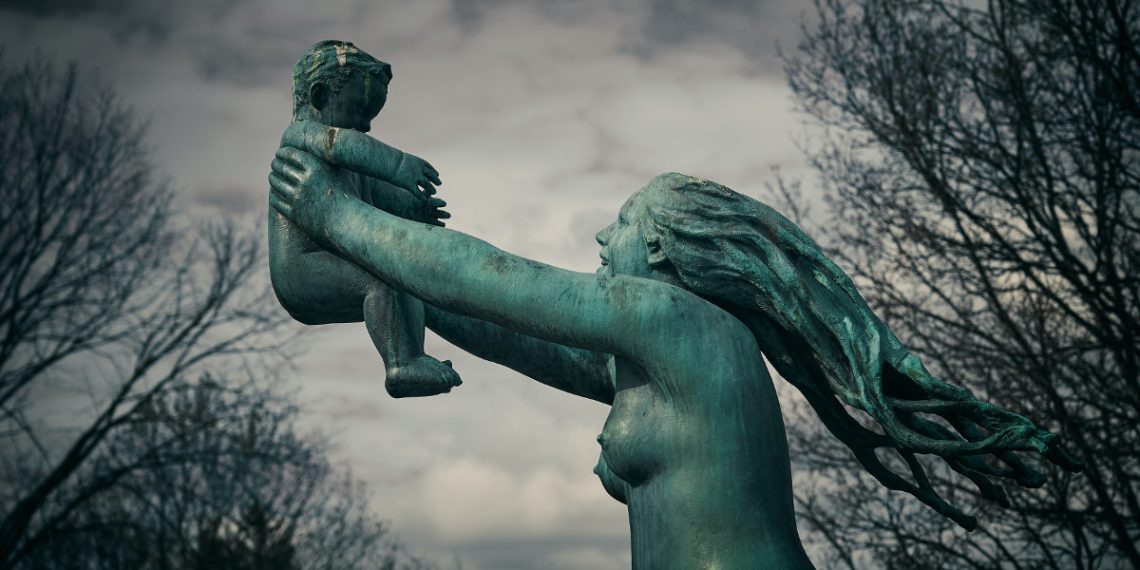Statua di donna con bambino nel Frognerparken di Oslo, Norvegia