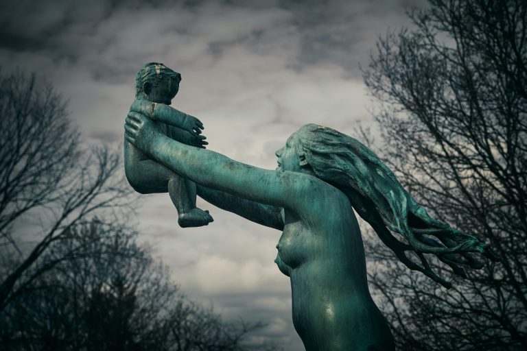 Parole perse / Amore: quell’assurdo debordamento senza il quale l’uomo non è