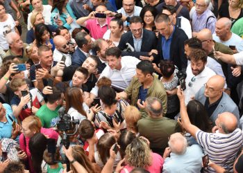 Selfie di Giuseppe Conte tra sostenitori del M5s