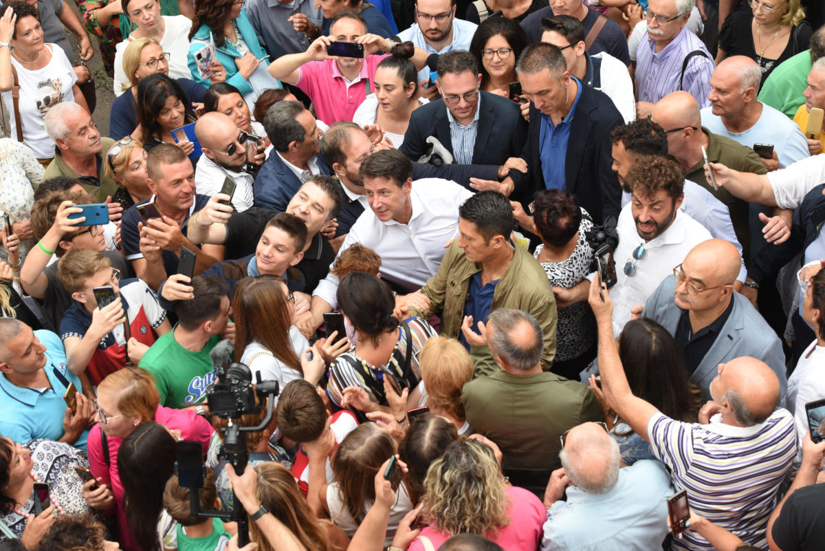 Selfie di Giuseppe Conte tra sostenitori del M5s