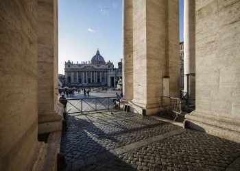 Scorcio di piazza San Pietro e basilica in Vaticano