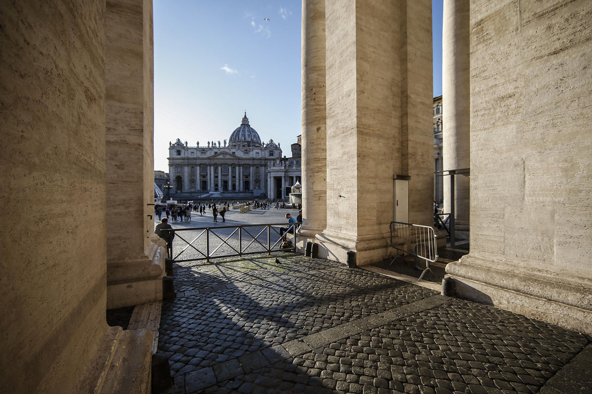 Scorcio di piazza San Pietro e basilica in Vaticano