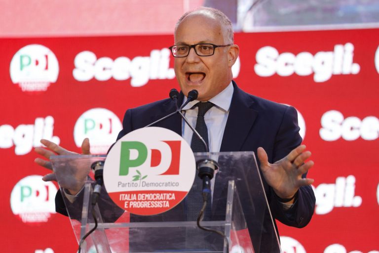 «Io canto “Bella ciao”», si vanta Gualtieri. Ma la Pausini almeno raccoglie la spazzatura