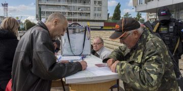 Cittadini in Ucraina votano nel referendum sull'annessione della regione di Luhansk alla Russia