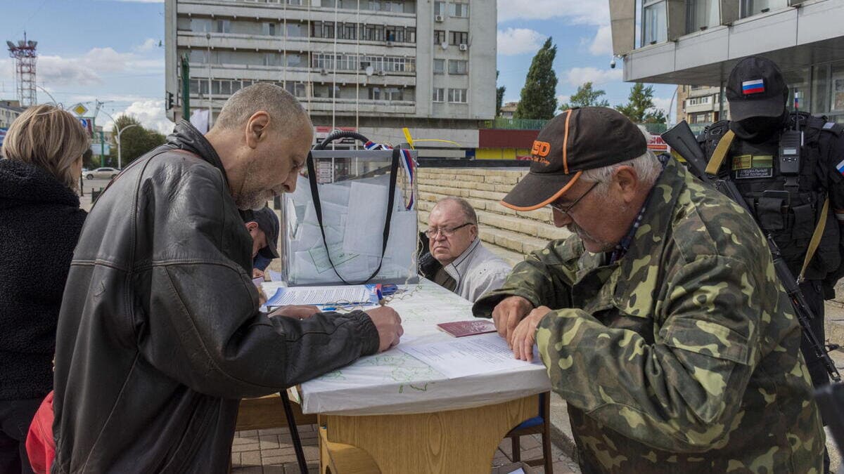 Cittadini in Ucraina votano nel referendum sull'annessione della regione di Luhansk alla Russia