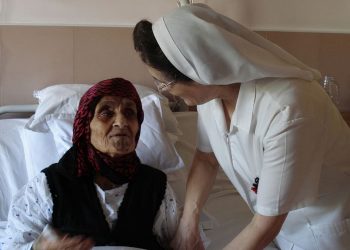 Suor Arcangela Orsetti cura una donna musulmana ad Aleppo, in Siria