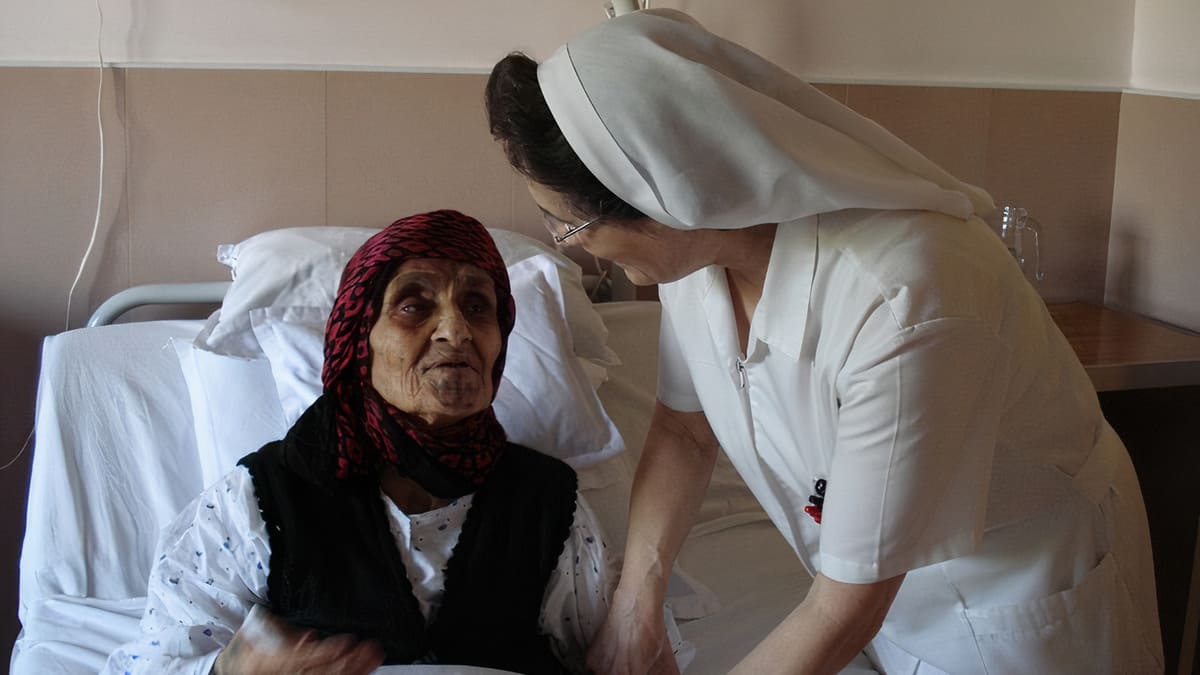 Suor Arcangela Orsetti cura una donna musulmana ad Aleppo, in Siria