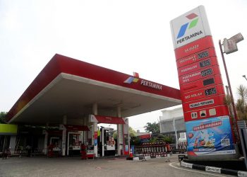 Una stazione di rifornimento Pertamina a Tangerang, Indonesia