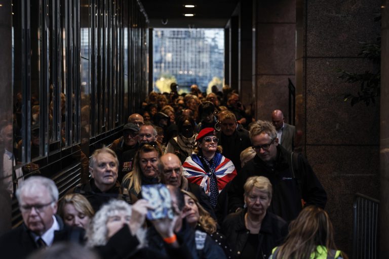 Perché gli inglesi sono così bravi e ordinati a fare la coda