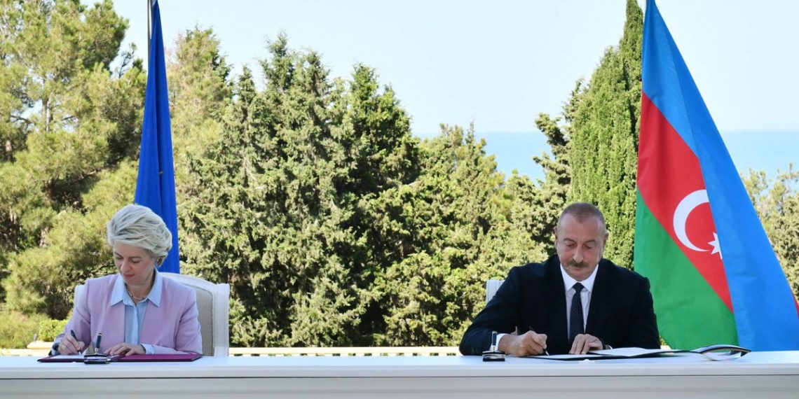 Firma dell’accordo sul gas dall’Azerbaigian tra Ilham Aliyev e Ursula von der Leyen
