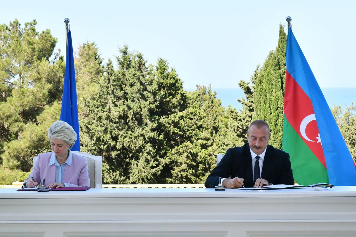 Firma dell’accordo sul gas dall’Azerbaigian tra Ilham Aliyev e Ursula von der Leyen