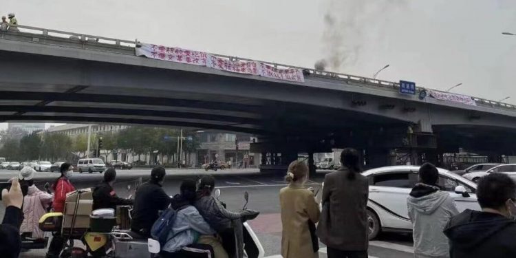 Protesta a Pechino, in Cina, alle porte del Congresso contro Xi Jinping e la politica "zero Covid"