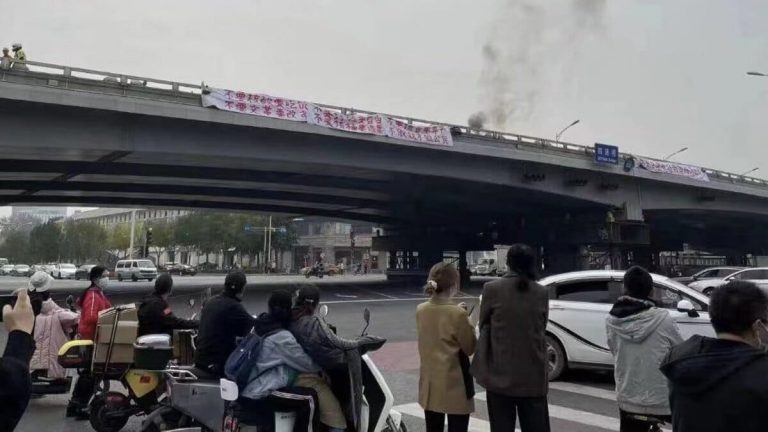 «Abbasso il dittatore Xi Jinping!». Protesta senza precedenti in Cina