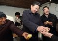 Xi Jinping distribuisce patate in Cina in una contea povera