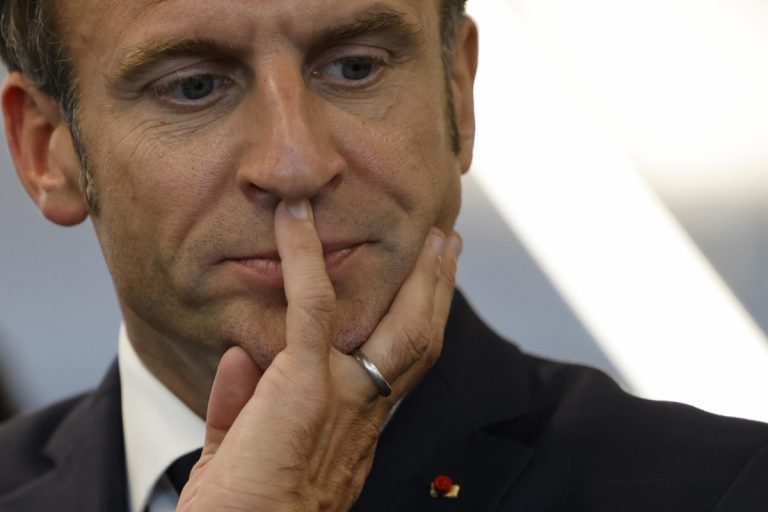 L’inspiegabile silenzio intorno alla “misteriosa” crisi del potere di Macron