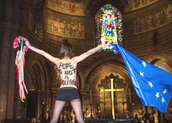 Protesta di una femen in una chiesa francese, 2014