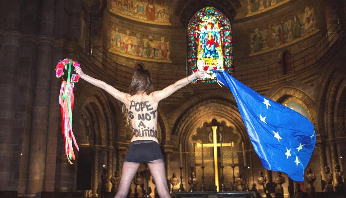 Protesta di una femen in una chiesa francese, 2014