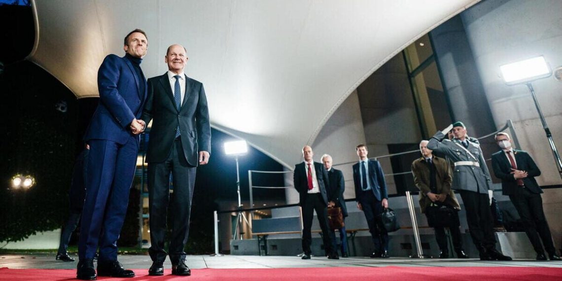 Il presidente francese Emmanuel Macron, sponsor della Comunità politica europea, insieme al cancelliere tedesco Olaf Scholz