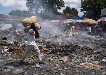 Le strade di Haiti, dove è tornato il colera, invase dalla spazzatura