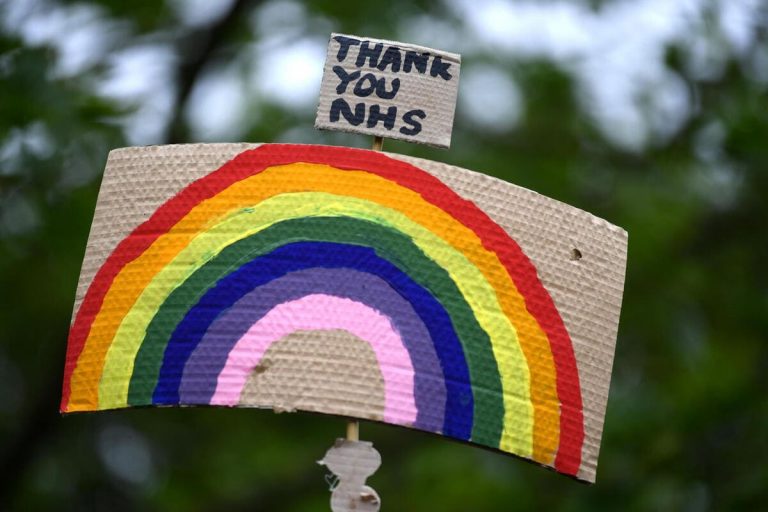 Un’infermiera inglese porta l’ideologia woke in tribunale