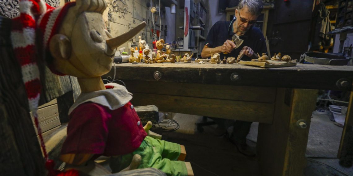 Riproduzione di Pinocchio nel laboratorio di un falegname
