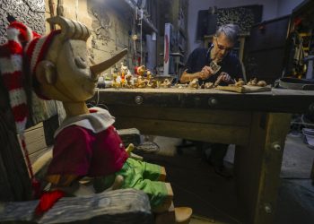 Riproduzione di Pinocchio nel laboratorio di un falegname