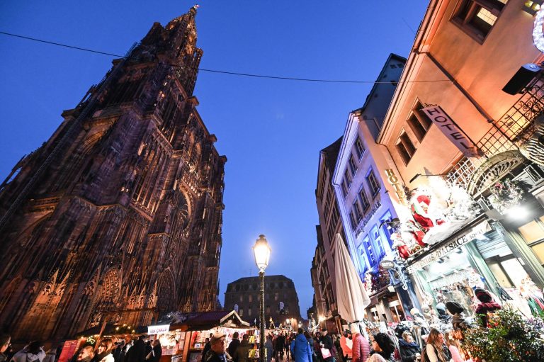 Strasburgo. Il mercatino di Natale è troppo cristiano, via i crocifissi