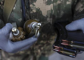 Un soldato in Ucraina con granate e munizioni
