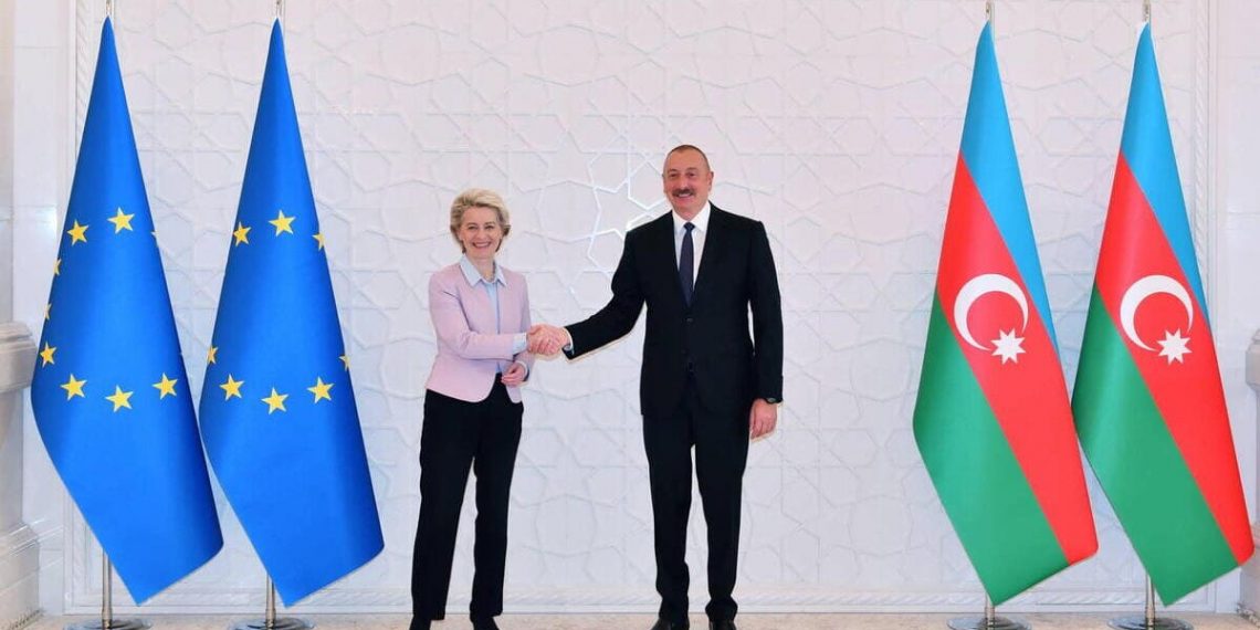 La presidente della Commissione europea, Ursula von der Leyen, firma un accordo con l'Azerbaigian del dittatore Ilham Aliyev