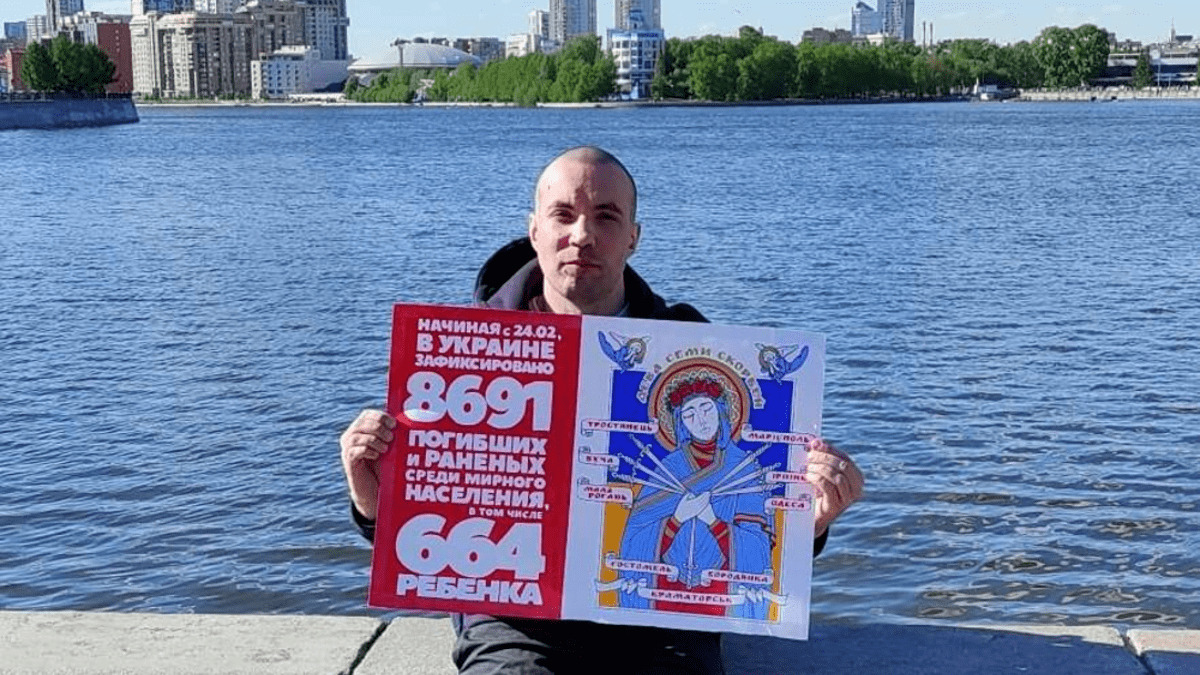 L'artista di Yekaterinburg, Ivan Lyubimov, protesta in Russia contro la guerra in Ucraina