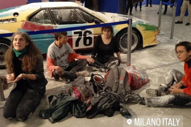 L’angoscia irrazionale degli ecoteppisti che bloccano il traffico e lanciano zuppe