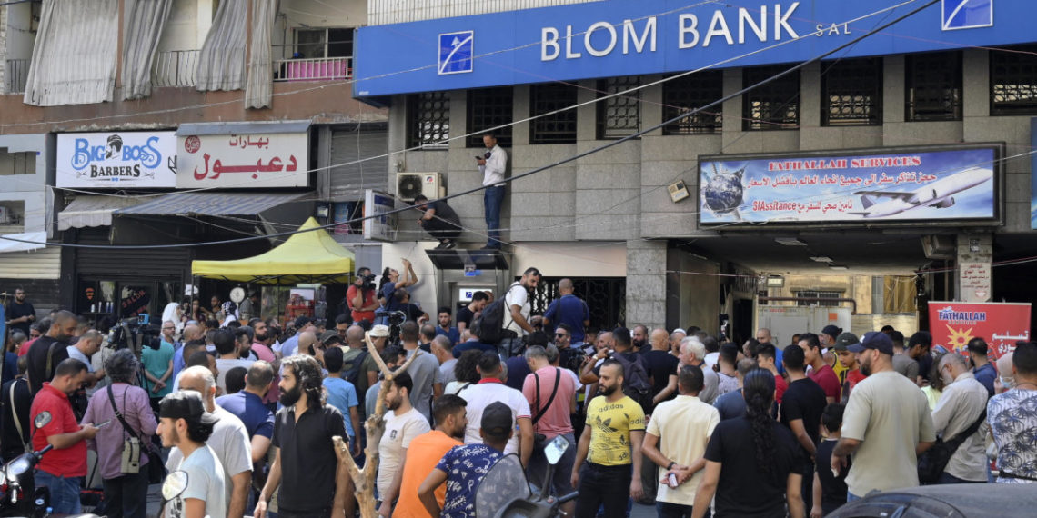 Folla assalta una banca a Beirut
