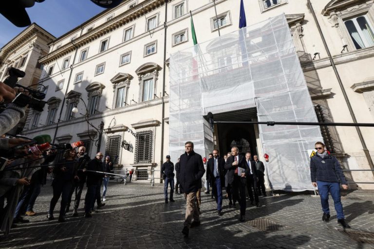Il dialogo tra Meloni e Calenda è un altro segnale del ritorno della politica
