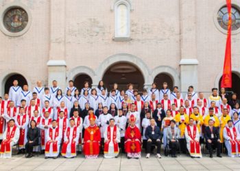 La cerimonia di installazione di monsignor Peng come vescovo ausiliario di Jiangxi organizzata dalla Cina che ha fatto infuriare il Vaticano