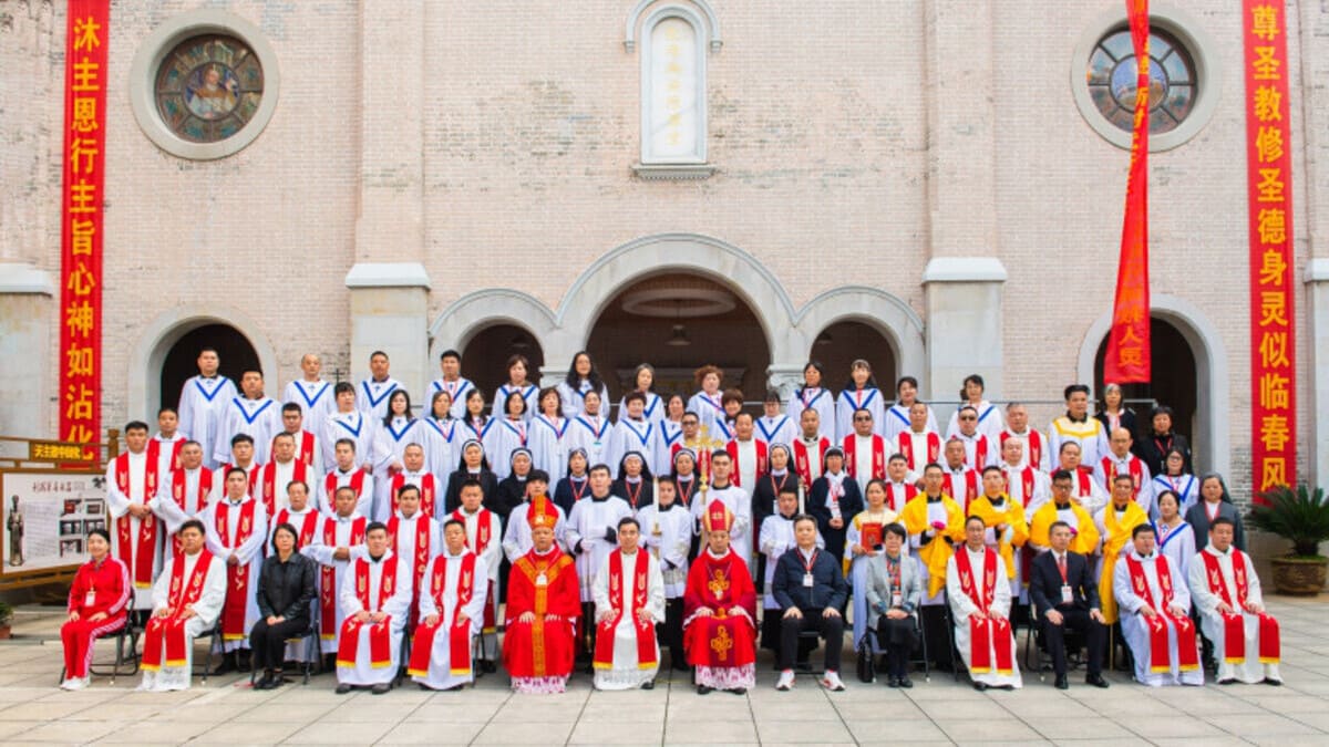 La cerimonia di installazione di monsignor Peng come vescovo ausiliario di Jiangxi organizzata dalla Cina che ha fatto infuriare il Vaticano
